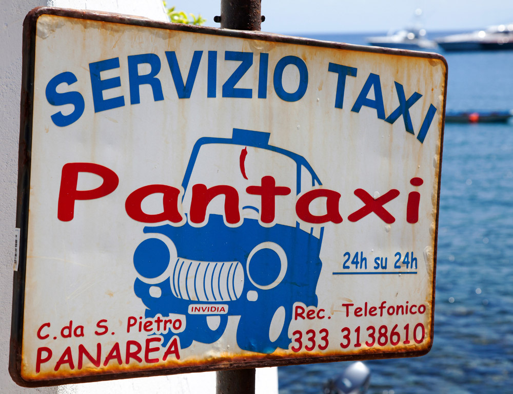 Auto's zijn verboden op Panarea, vervoer gaat per golfkar, Eolische eilanden, Lipari eilanden, Italie