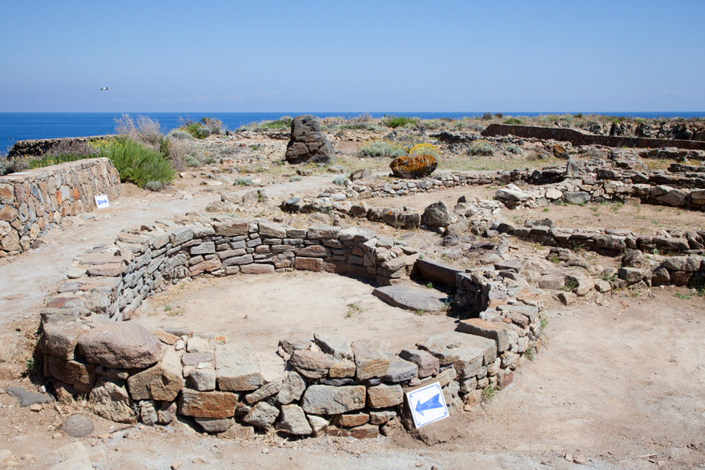 De ruïnes van een prehistorisch dorp uit de bronstijd op Panarea , Opgravingen op Panarea , Eolische eilanden, Lipari eilanden, Italie