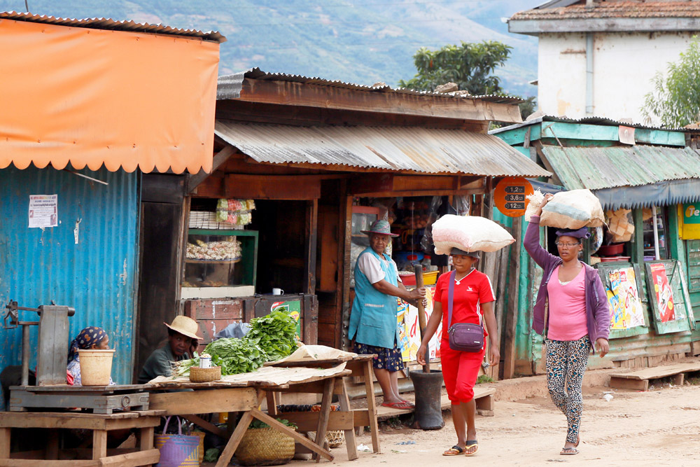 Een van de winkelstraten in Ambositra, Madagaskar, Madagaskar, vrouwen,