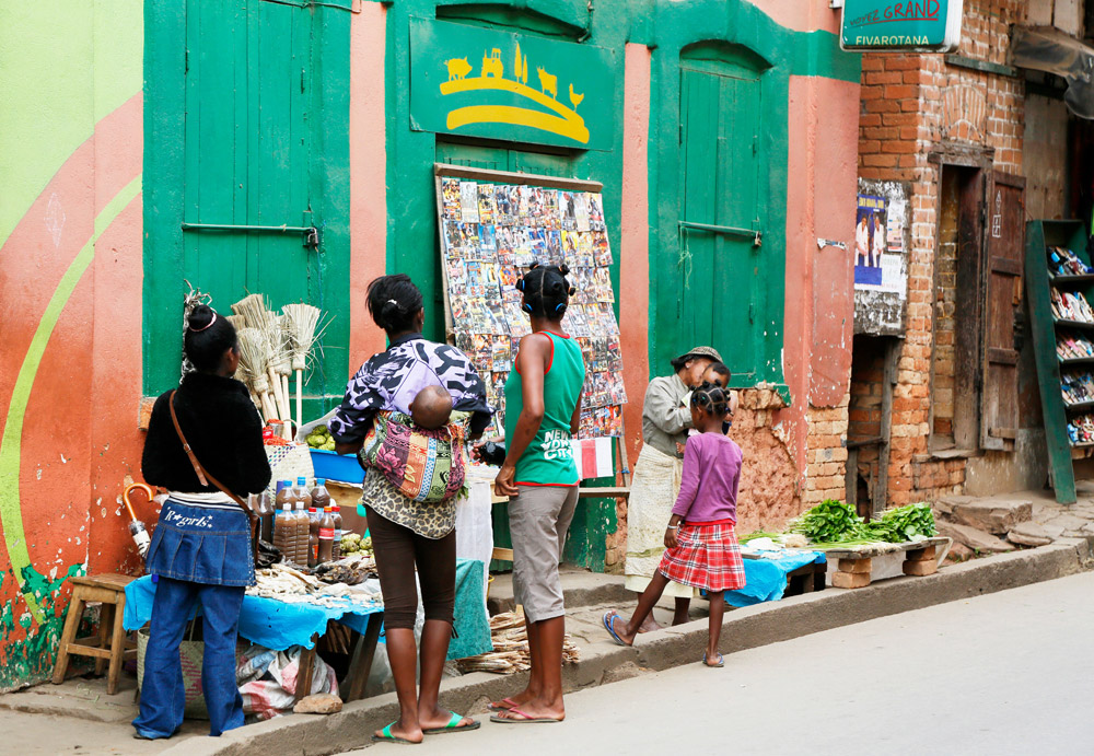 Winkelen in Ambositra, Madagascar