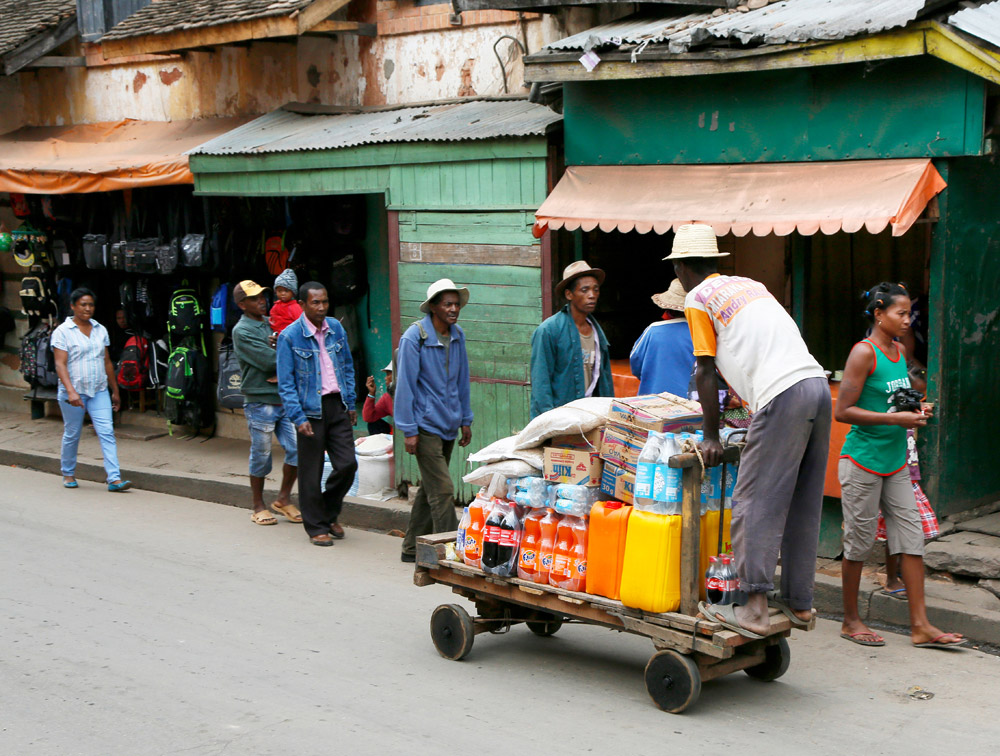 Goederenvervoer in de winkelstraat in Ambositra, Madagaskar