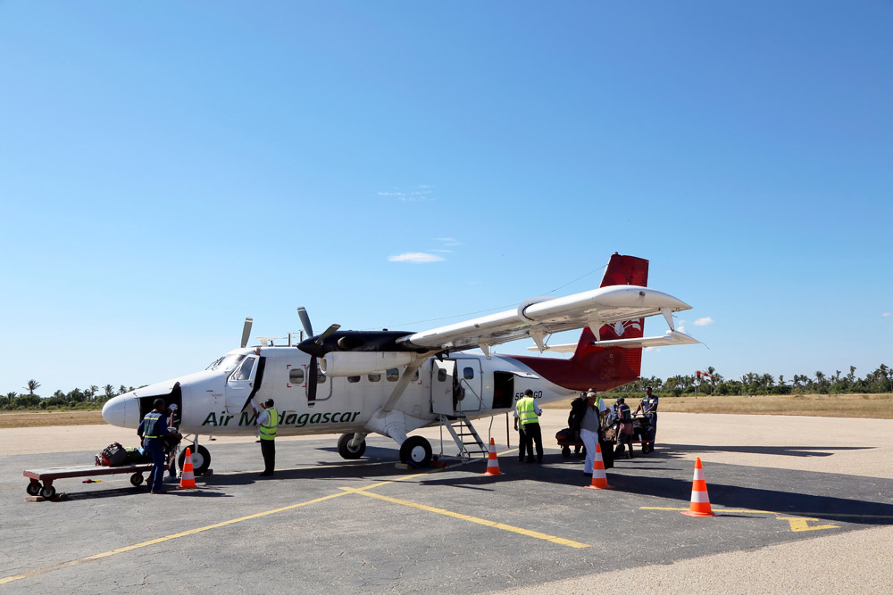 Knus, zo'n klein vliegtuigje van hoofdstad Antananariva naar Morondava, Madagascar, Madagaskar