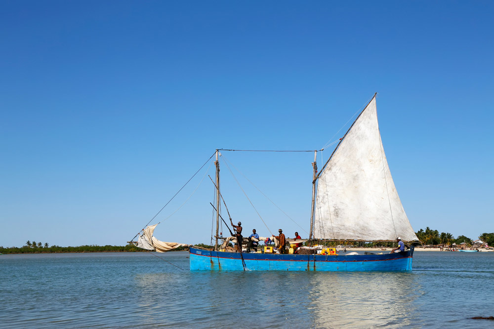 De vissersboten zeilen binnen bij Morondava, Madagascar, Madagaskar