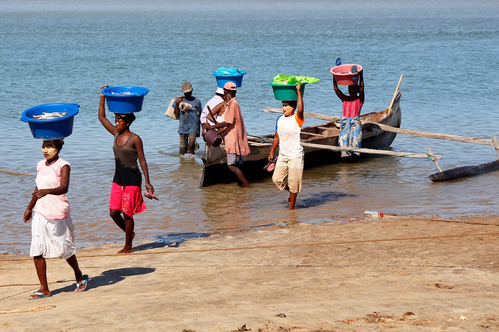 Vrouwen verkopen de gevangen vis in Morondava, Madagascar, Madagaskar