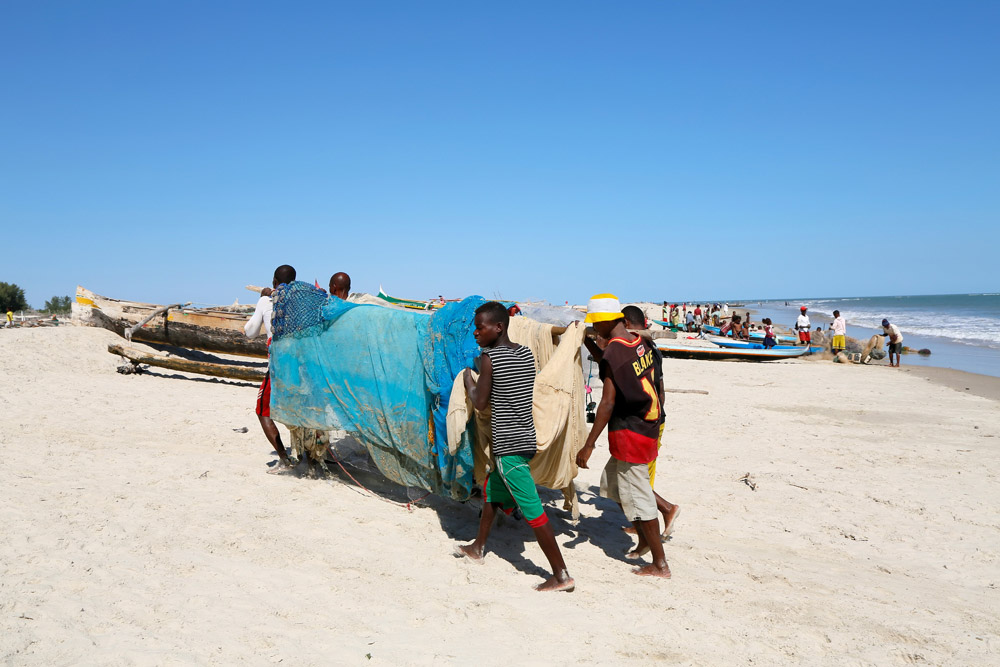 Vissers dragen de boten op het droge bij Morondava, Madagascar, Madagaskar