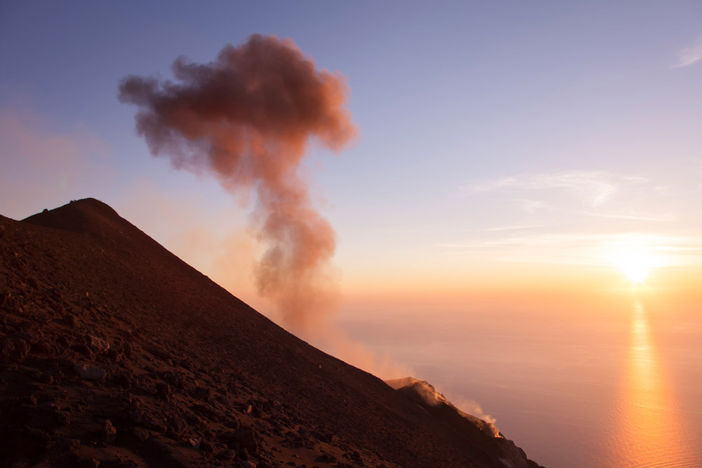 Grote stoomwolken rijzen op uit vulkaan Stromboli vulkaan Stromboli, Eolische eilanden, Italie