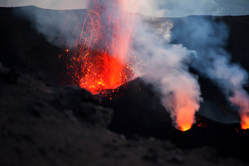 Het rommelt en het borrelt en dan plotseling... lava vulkaan Stromboli, Eolische eilanden, Italie
