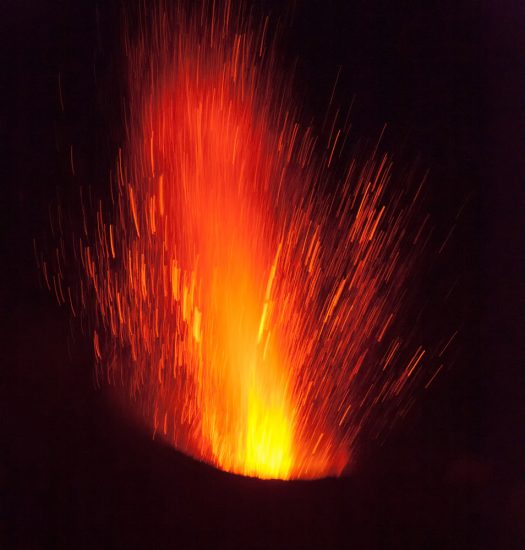 Elk kwartier spuwt de vulkaan lava de lucht in vulkaan Stromboli, Eolische eilanden, Italie