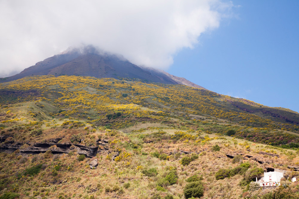 Overdag is Stromboli onschuldige ogende berg, Eolische eilanden, Italie