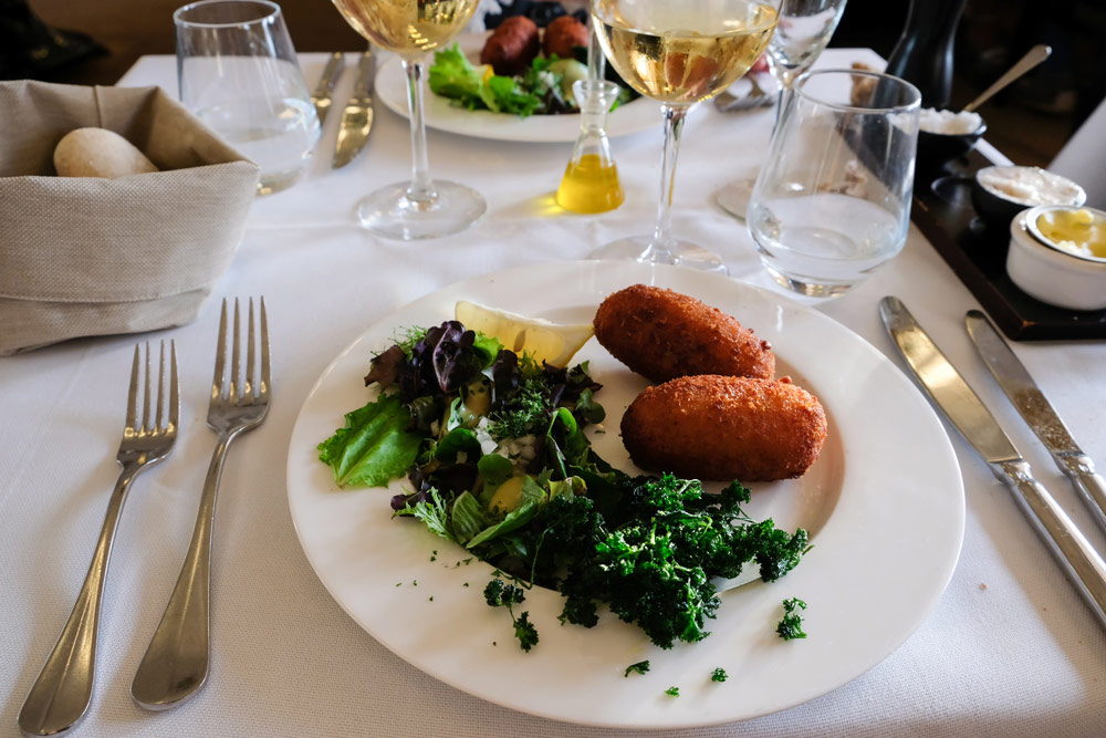 De specialiteit van Brasserie Albert: garnalenkroketten met gefrituurde peterselie, Thermae Palace Hotel, Oostende, Belgie