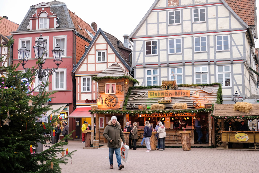 De eerste klanten voor Gluhwein op de kerstmarkt in Cellekerstmarkten, kerst, kerstmarkt, Celle, Nedersaksen, Duitsland