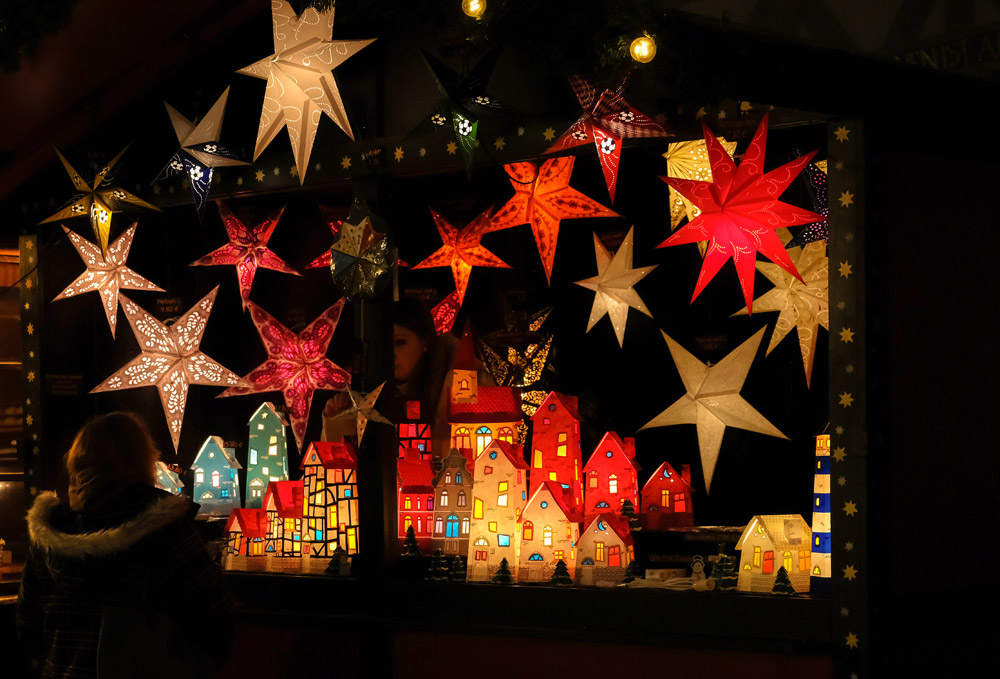 Kerstdecoratie te koop op de kerstmarkt in Celle, kerstmarkten, kerst, kerstmarkt, Celle, Nedersaksen, Duitsland