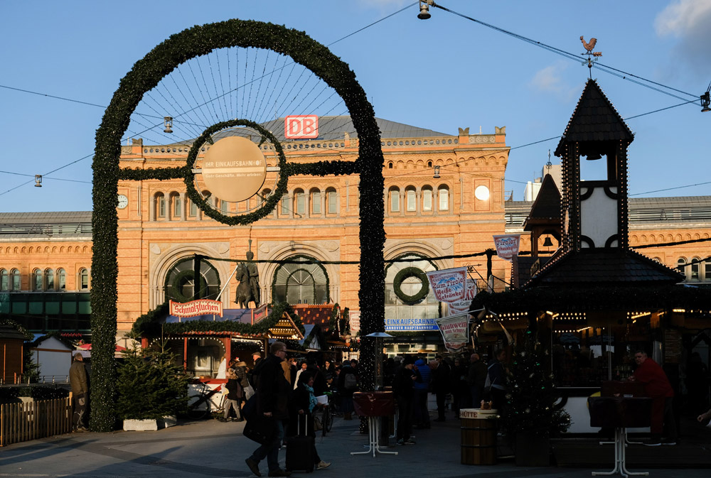 Ook op het plein voor het station van Hannover is een kerstmarkt, kerstmarkten, kerst, kerstmarkt, Hannover, Nedersaksen, Duitsland