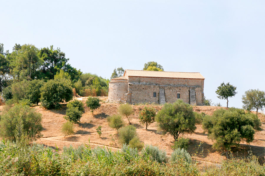 Zomaar een kerkje omgeven door groen, Peloponnessos, Griekenland