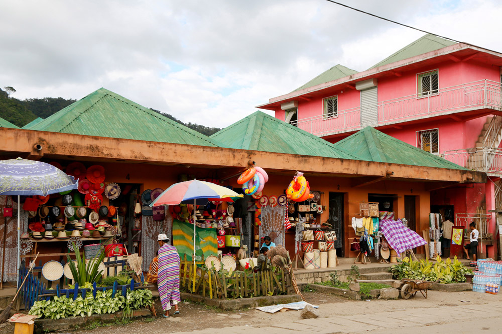 winkeltjes in de hoofdstraat van Ranomafana, Madagascar, Madagaskar, rondreis, vakantie, rondreizen, just like to travel, reisblog, reisfotografie, tavelblog, reisjournalist, 