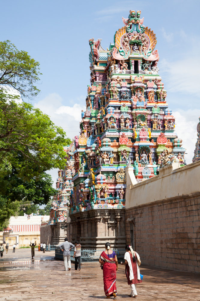 Een van de entrees met een gopuram (toren) van de Minakshitempel in Madurai., Tamil Nadu, India
