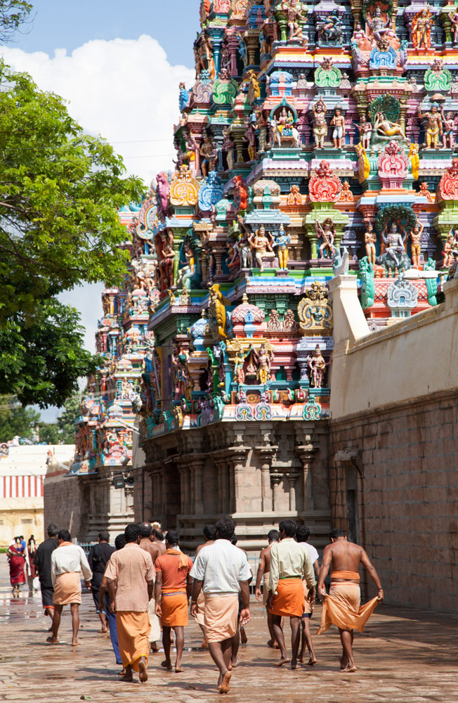 Mannen op weg naar de De Minakshitempel in Madurai, Tamil Nadu, rondreis India