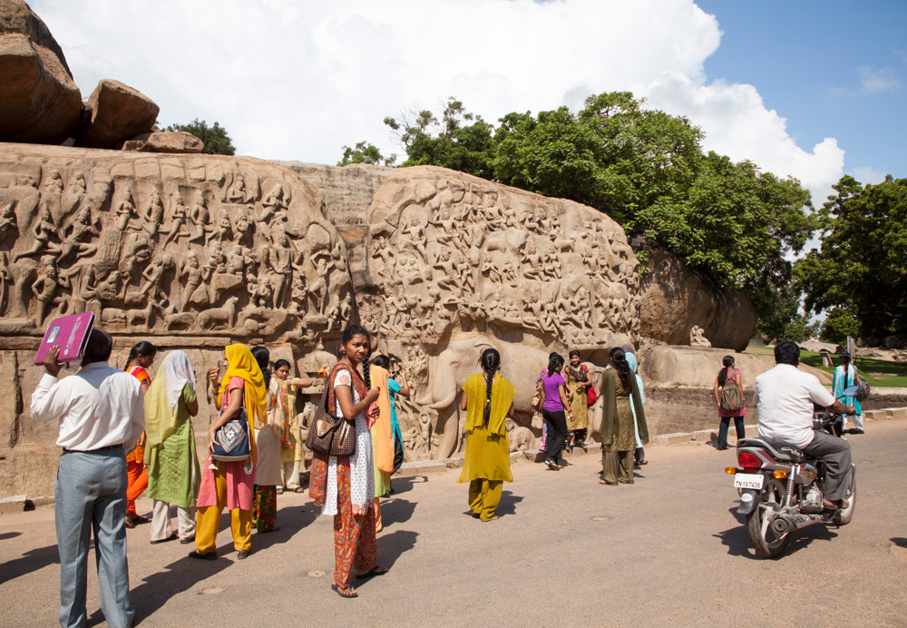 Indiase toeristen bij Arjuna's Penance in Mamallapuram , Tamil Nadu, India