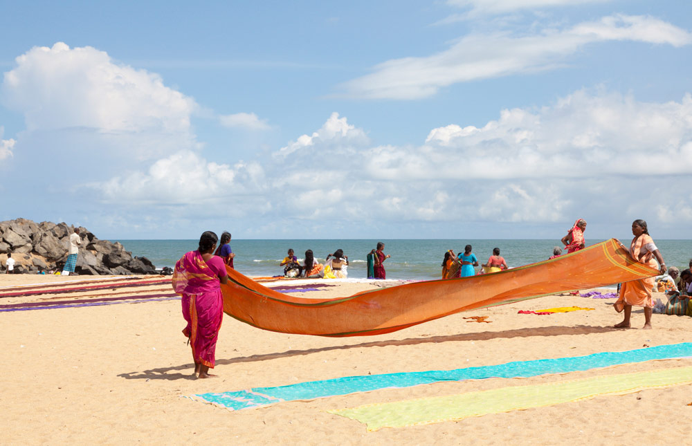 Doeken drogen op het strand, Mamallapuram, , Tamil Nadu, India