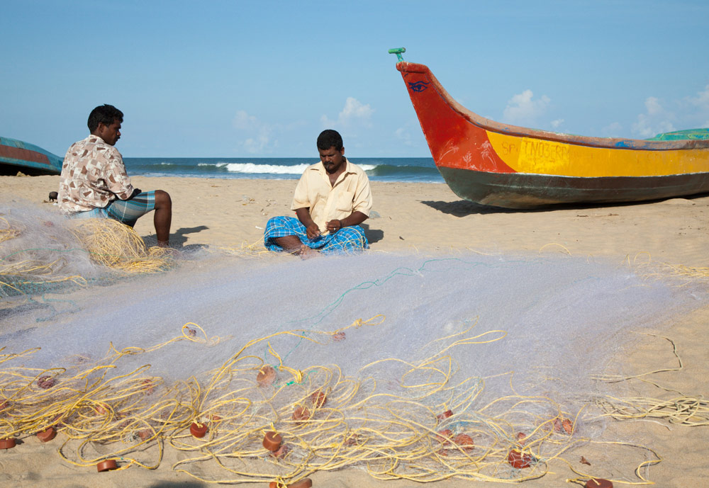Vissers boeten netten in Mamallapuram, Tamil Nadu, India