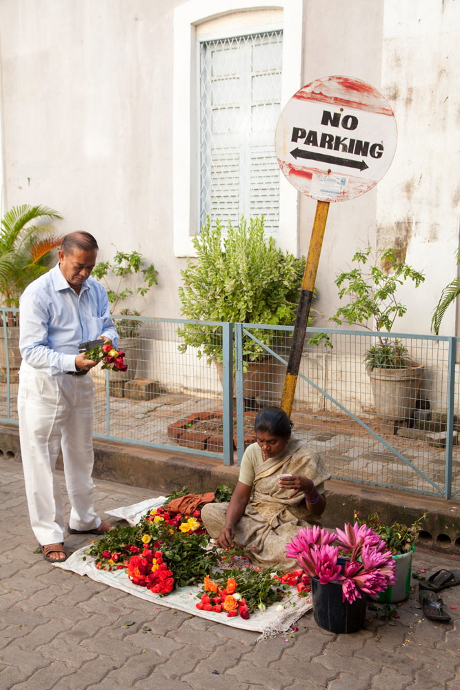 Man koopt bosje rozen in Pondicherry, Tamil Nadu, India