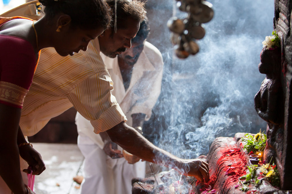 Offers brengen in een tempel in Trichy, Tamil Nadu, India, Tiruchirappalli: