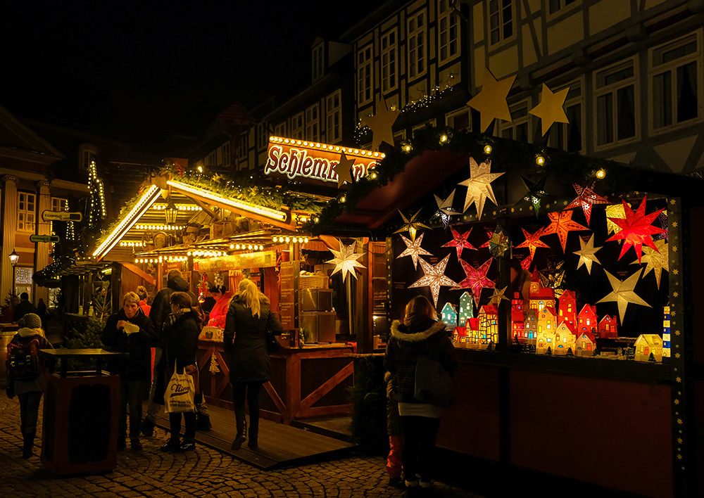 Sfeerverlichting op de kerstmarkt in Celle, Duitsland