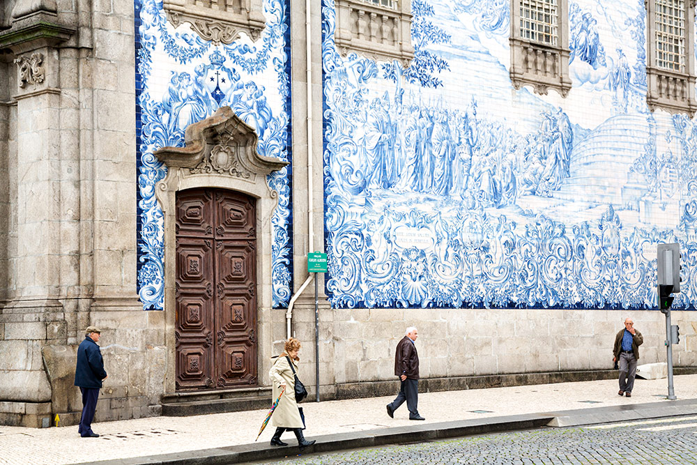 De Carmo kerk in Porto met een muur vol azulejos