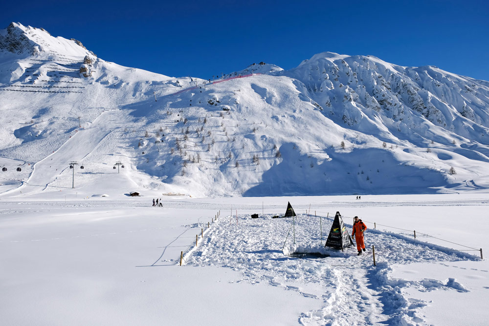 Enkele wakken in het meer zijn speciaal gemaakt voor het ijsduiken, Wintersport Tignes - Val d'Isere, Frankrijk, skigebied