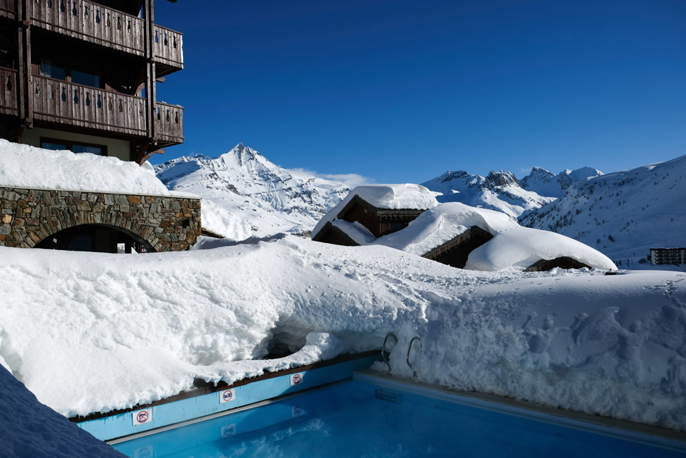 Het buitenzwembad van hotel Village Montana, Wintersport Tignes - Val d'Isere, Frankrijk, skigebied