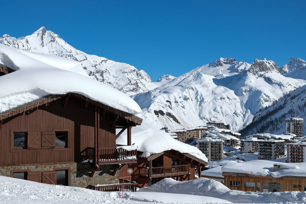 Tignes is knus geworden, met veel huizen in chaletstijl, Wintersport Tignes - Val d'Isere, Frankrijk, skigebied