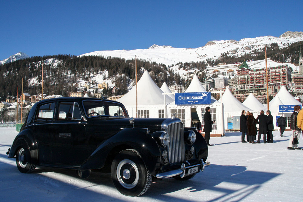 Je Rolls Royce parkeer je gewoon op het ijs, wintersport St. Moritz, Zwitserland