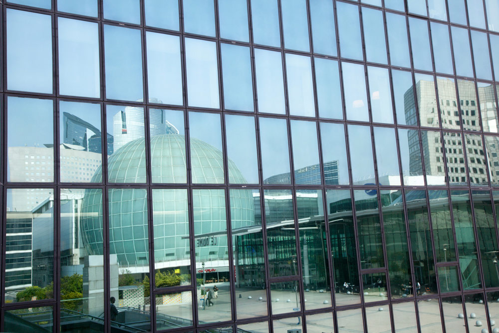Reflectie van moderne architectuur in de wijk La Défense in Parijs