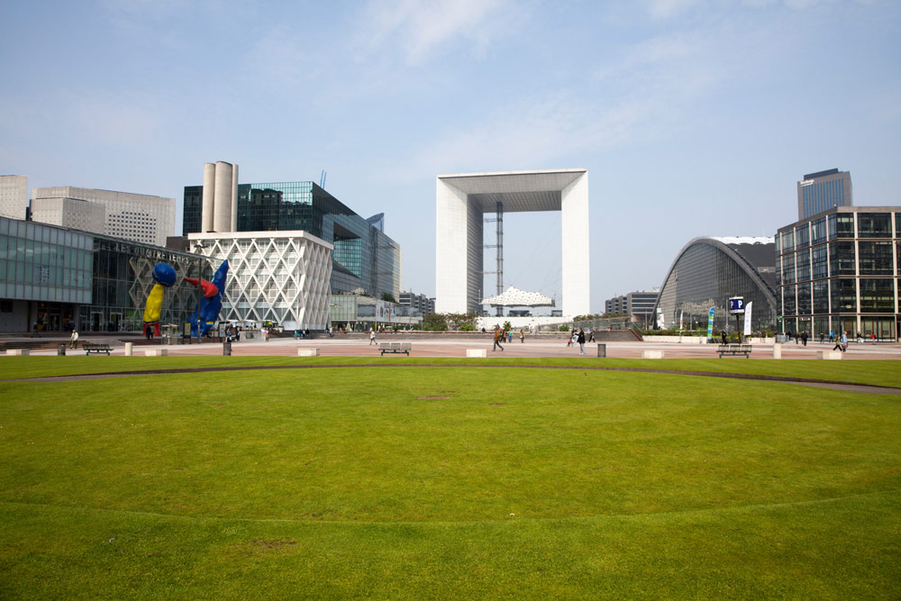Overzicht over zakendistrict La Défense in Parijs, met enkel moderne architectuur