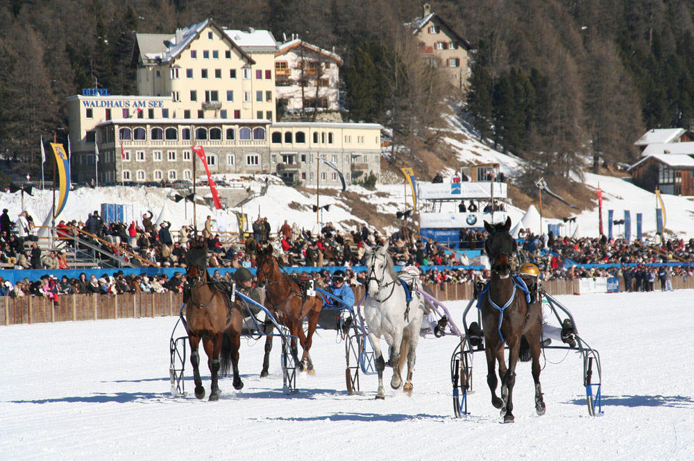 Paardenrennen op een bevroren meer, The White Turf in St. Moritz