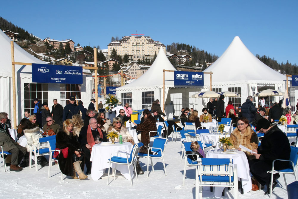 Op het terras is het drukker dan bij de renbaan, wintersport St. Moritz, Zwitserland