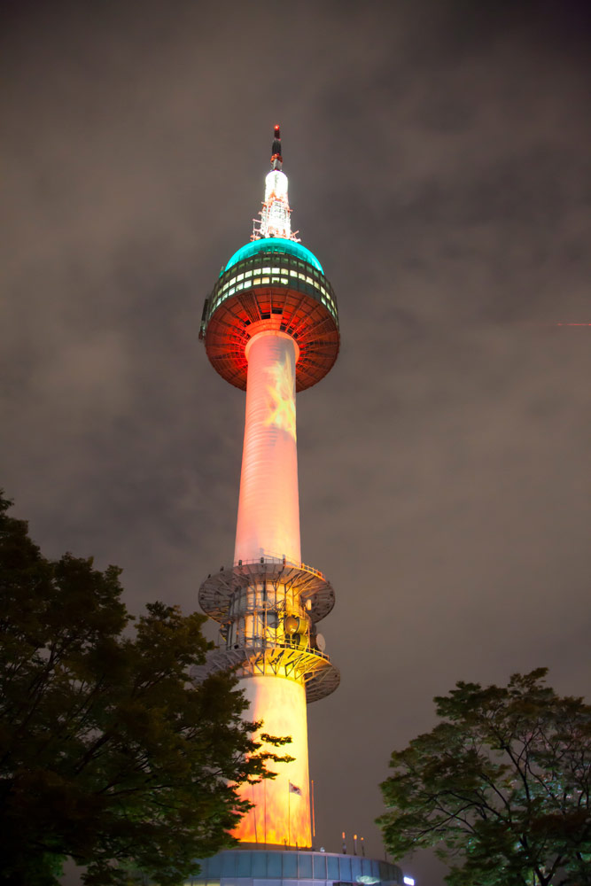 De N Seoul Tower wordt iedere avond verlicht, Zuid-Korea
