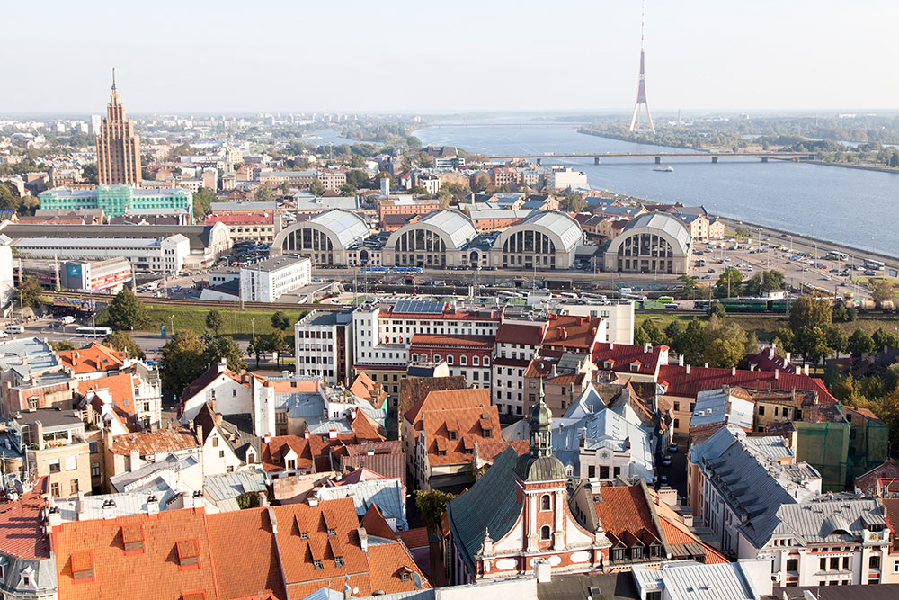 Overzicht over Riga vanaf een van de kerktorens