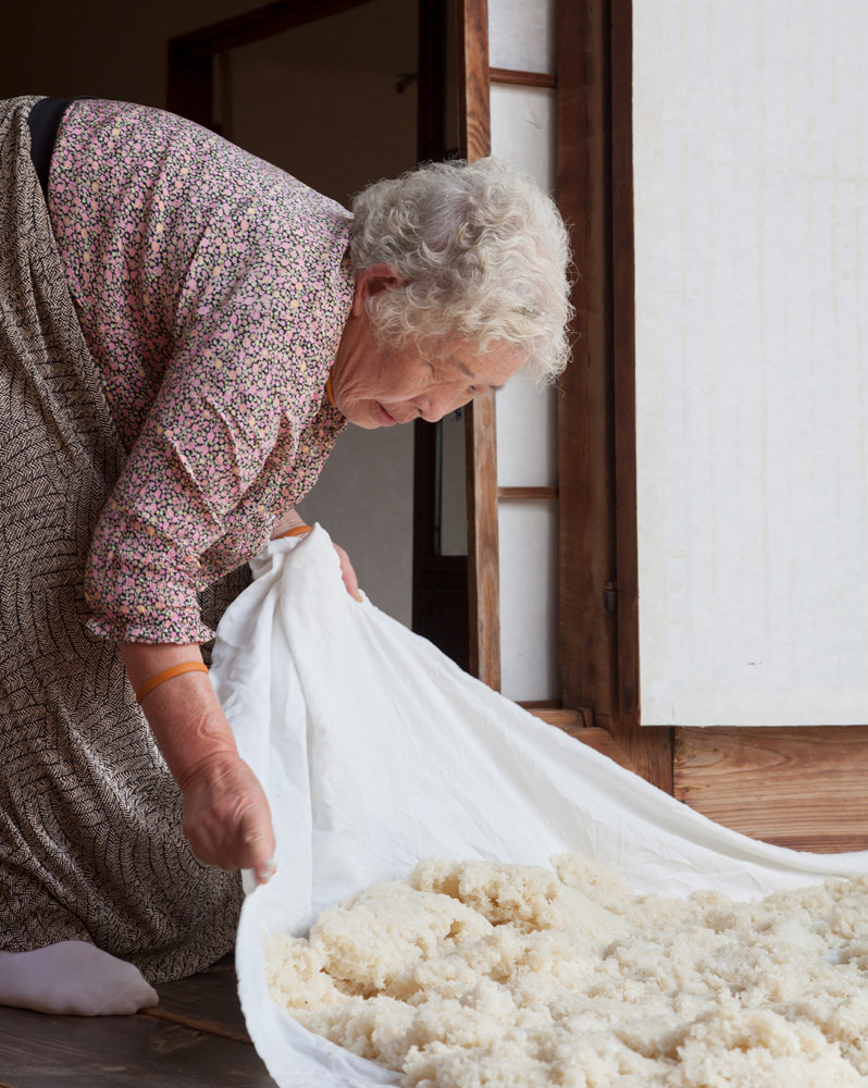 Een oudere vrouw droogt rijst in Andong, Rondreis Zuid-Korea, bezienswaardigheden, hotspots