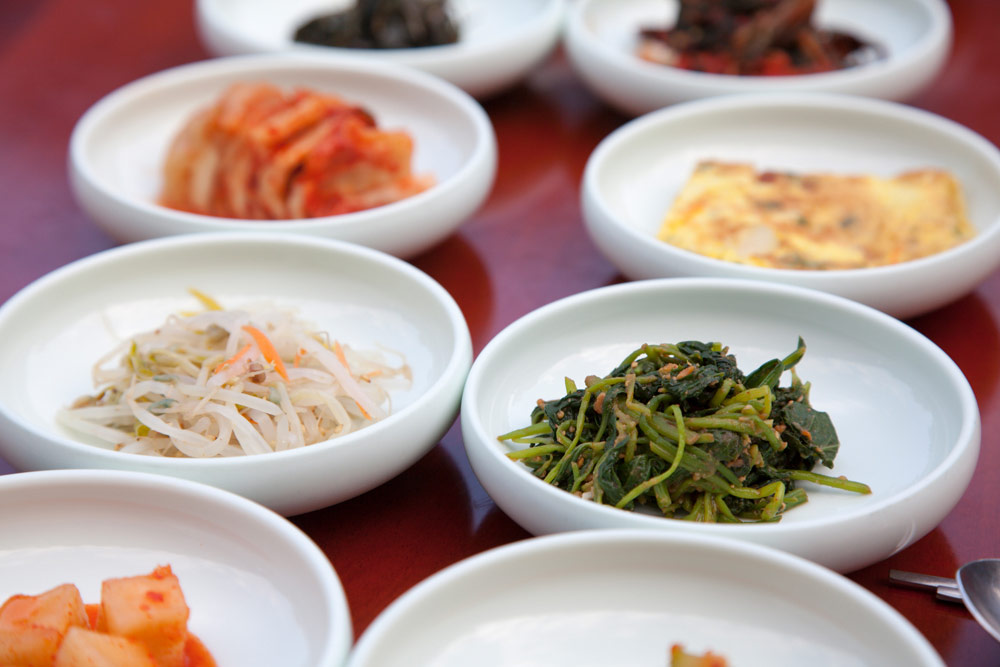Schaaltjes met kimchi, een van de nationale gerechten van Zuid-Korea, Rondreis Zuid-Korea, bezienswaardigheden, hotspots