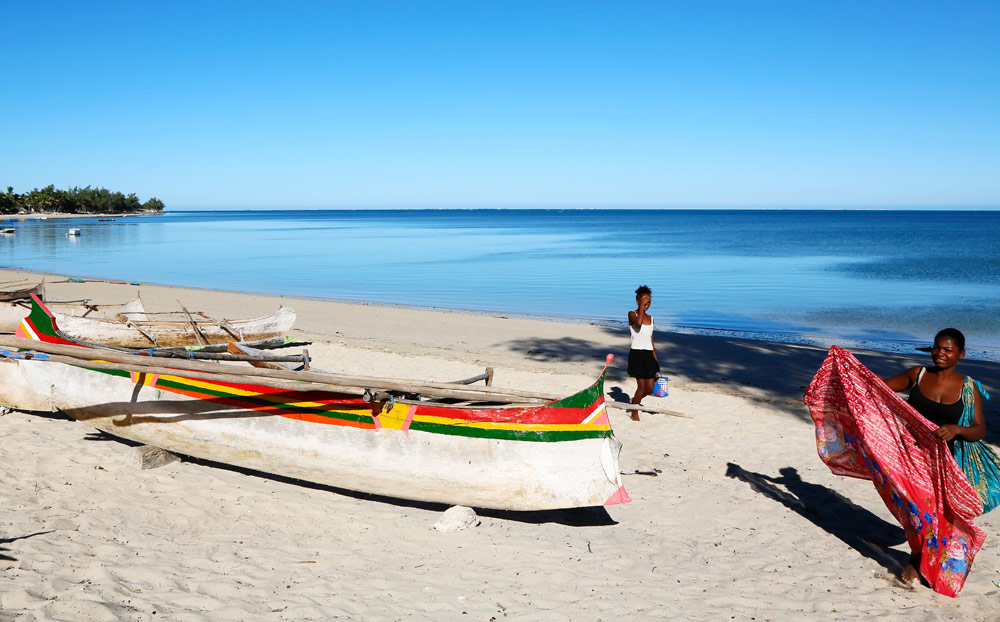 Het rustige strand van Ifaty net na zonsopgang Op vakantie naar Madagascar, Madagaskar, rondreis
