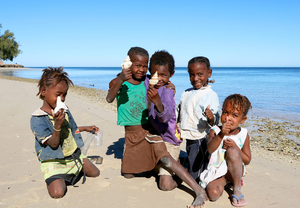 Trotse kinderen met hun gevonden schelpen bij Ifaty Op vakantie naar Madagascar, Madagaskar, rondreis