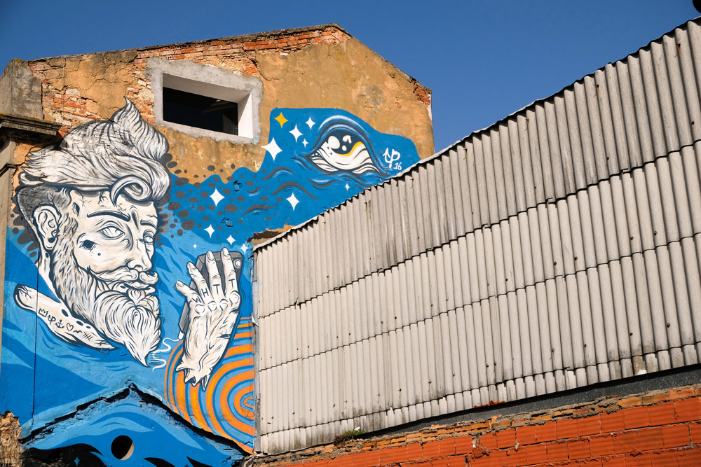 Street art bij LX Factory, de trendy hotspot in Lissabon Stedentrip Lissabon, Portugal, trendy hotspots, bezienswaardigheden