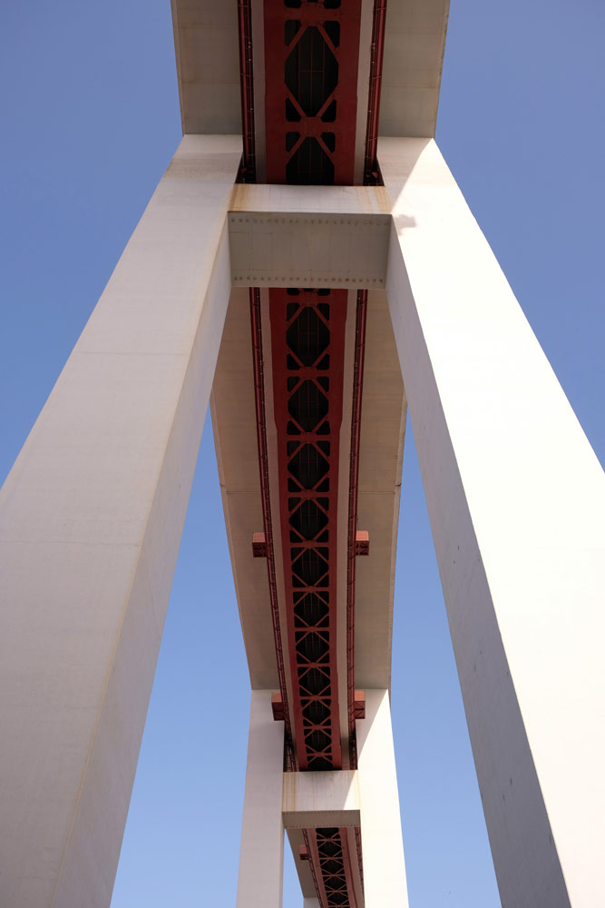 De Ponte de 25 Abril van onderaf gezien Stedentrip Lissabon, Portugal, trendy hotspots