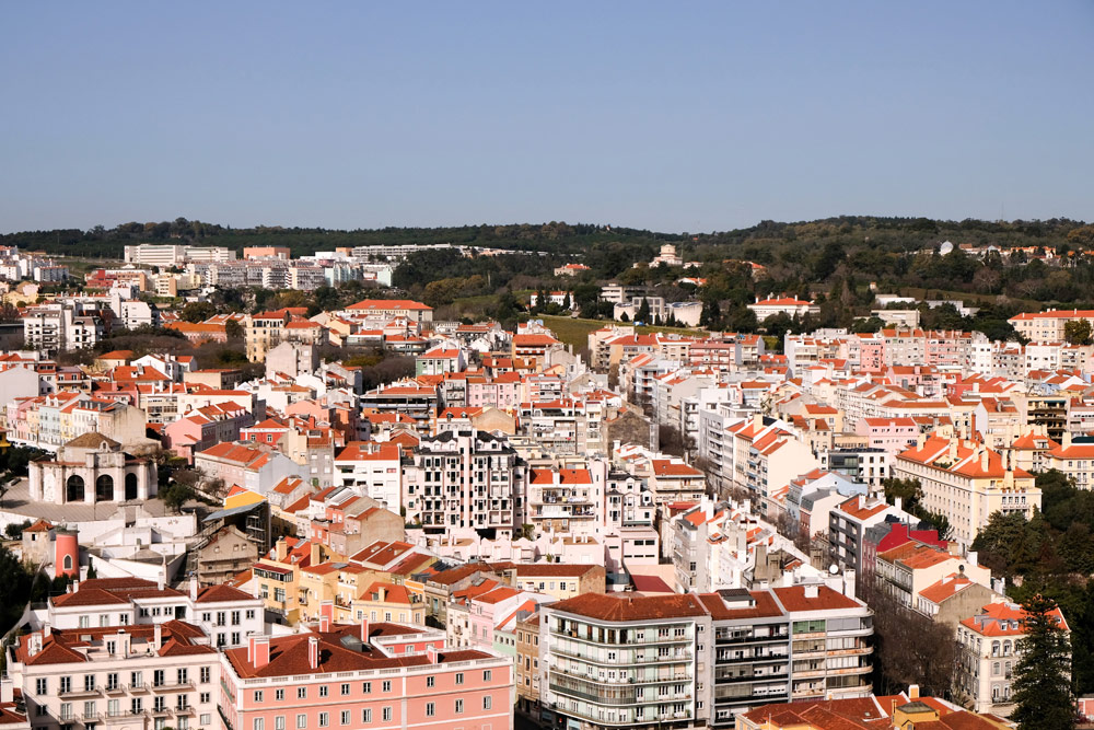 Het uitzicht over Lissabon vanaf de Ponte 25 de Abril Stedentrip Lissabon, Portugal, trendy hotspots