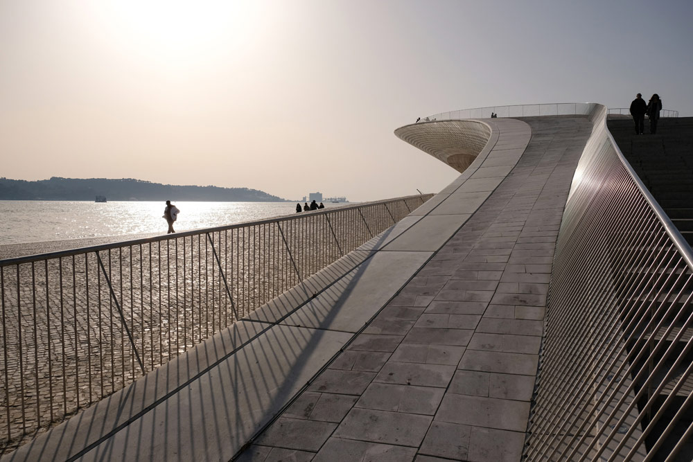 Het dak op van museum MAAT in Lissabon Stedentrip Lissabon, Portugal, trendy hotspots, bezienswaardigheden