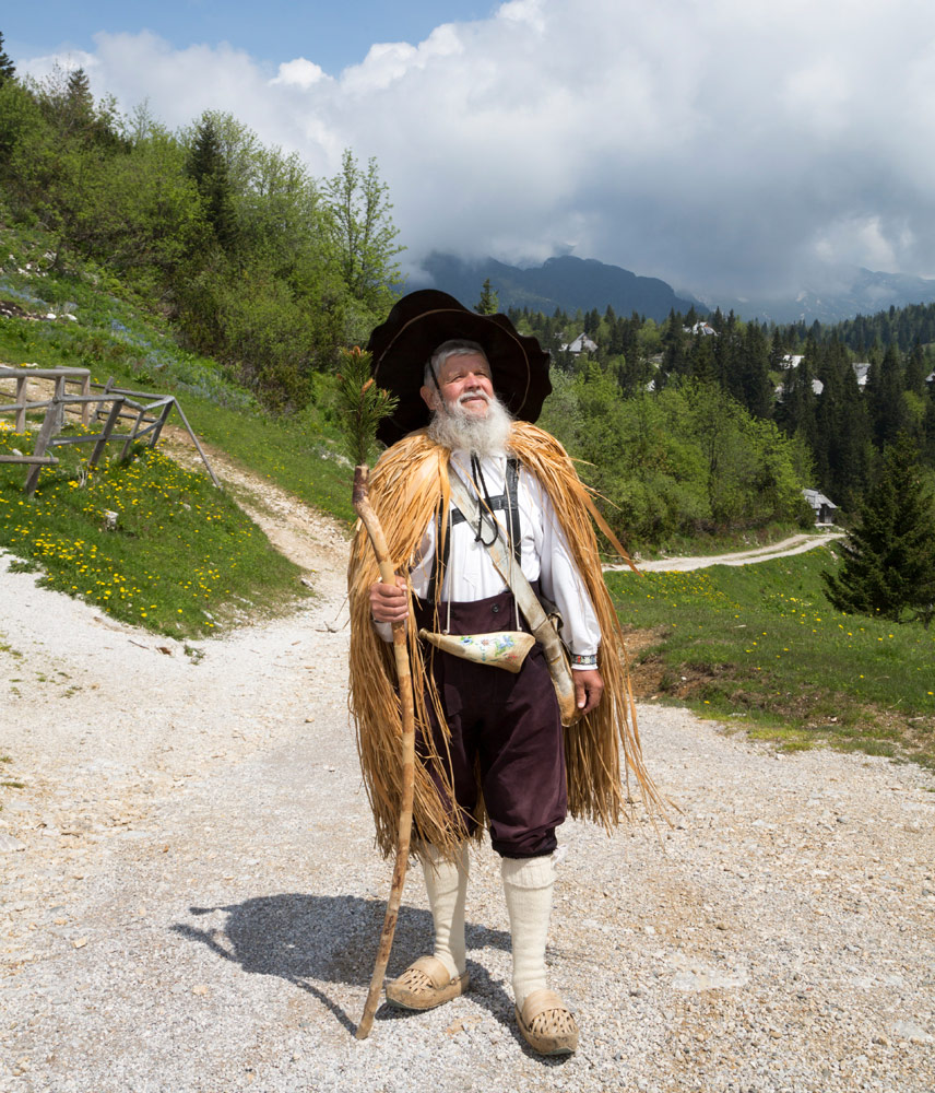 Velika planina: Andre, een mooie, oude man gehuld in traditioneel herders , Wandelen op het plateau Velika planina nabij de stad Kamnik in Slovenie