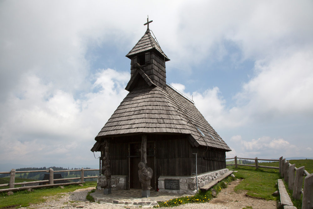 In het kerkje 'Onze-Lieve-Vrouwe-ter-Sneeuw' zijn geregeld drukbezochte diensten, Wandelen op het plateau Velika planina nabij de stad Kamnik in Slovenie