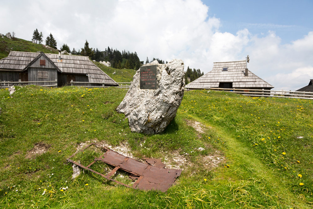 Het laatste restje van een neergestort vliegtuig in de bergen van Slovenie, Wandelen op het plateau Velika planina nabij de stad Kamnik in Slovenie