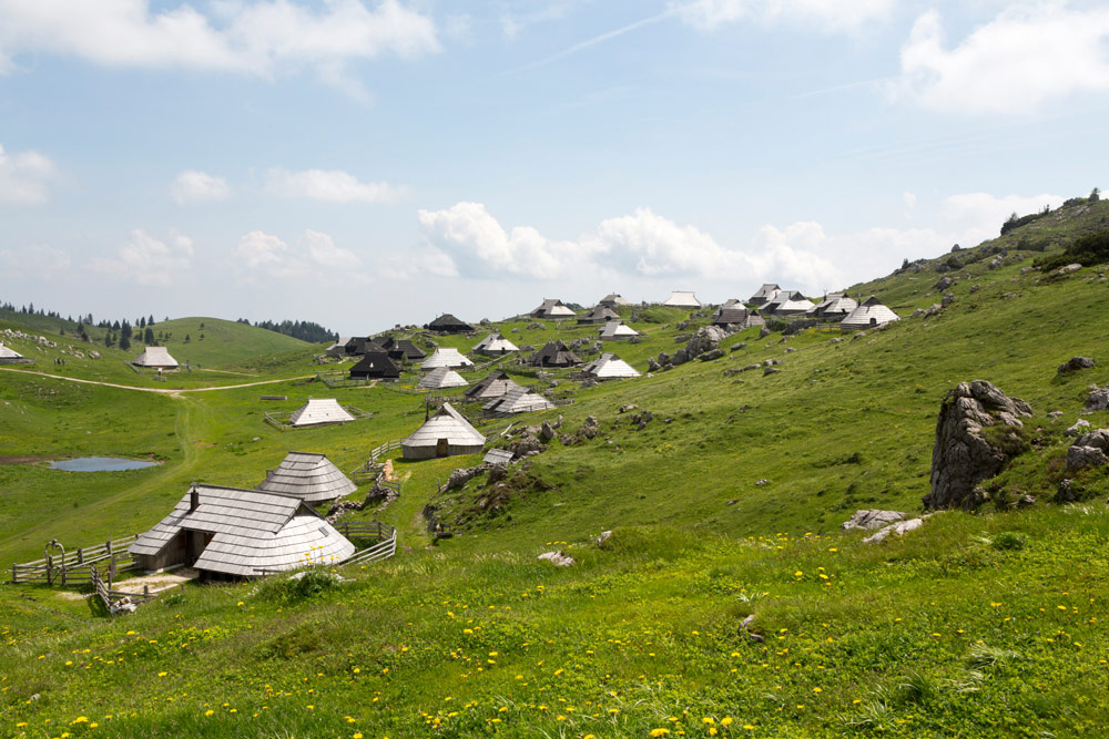 Wandelen op het plateau Velika planina nabij de stad Kamnik in Slovenie